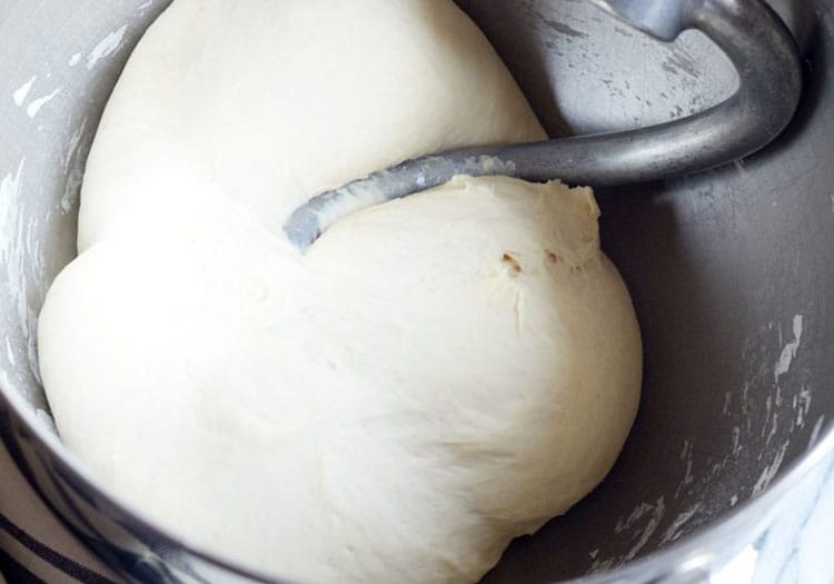 Rezept für Ramadan-Pita – Den Teig sollten Sie 9–10 Minuten lang kneten, damit sich Gluten bildet