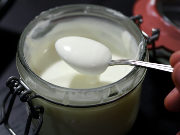 Krem Fraiche Tarifi - Kremanın yoğunlaşması mayanın çalıştığını gösterir 