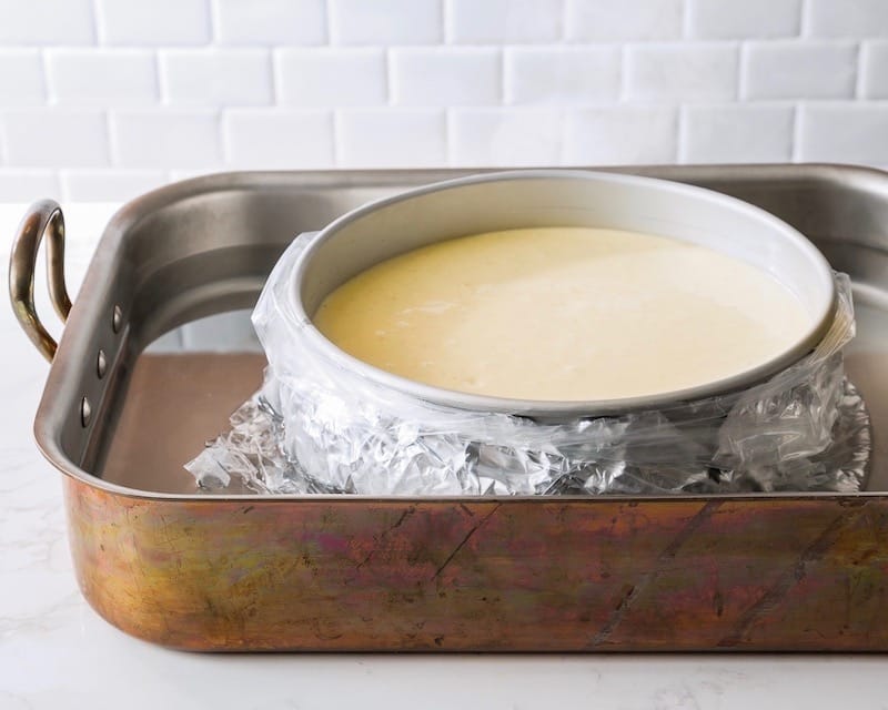 Bain Marie Method: Gentle cooking Technique 4 Bain Marie Method - While baking your cake in a spring bowl with the bain-marie method, the trio of stretch film, aluminum and bag seems to be the definitive solution.