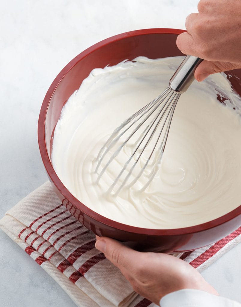 Krem Fraiche Tarifi - Hazırlarken kültürün tam ve eşit miktarda homojen karışmasına özen gösterin