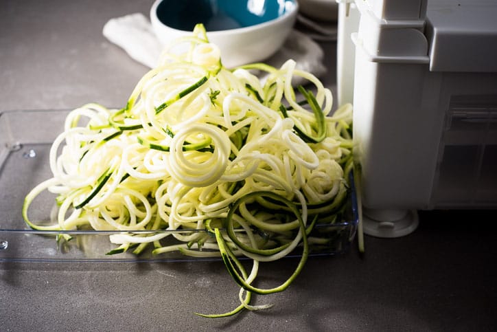 Yosunlu Ramen Tarifi: Eşsiz Asya Esintisi 2 Yosunlu Ramen Tarifi - Kabakları bir kesicide spaghetti şeklinde kesimi