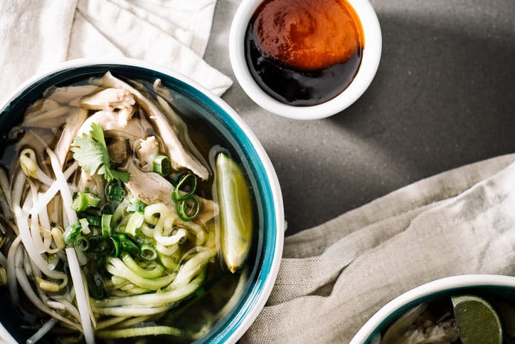 Yosunlu Ramen Tarifi: Eşsiz Asya Esintisi 4 Yosunlu Ramen Tarifi - Sunumda taze kişniş ve taze soğan ve dilim traş limon ile beraber servis edin.