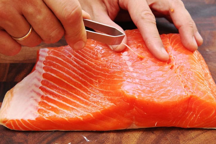 Rezept für Graved Lachs: Lachs-Graved Lachs 2 Entfernen Sie die Gräten mit einer Fischzange aus dem Filet