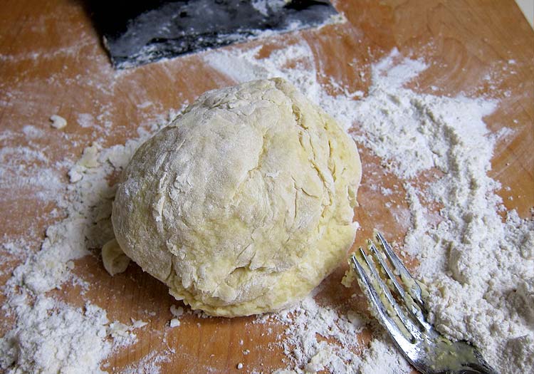 Rezept für frischen Nudelteig: Restaurantqualität 2 Rezept für frischen Nudelteig – Nachdem der Teig geknetet wurde, wickeln Sie ihn in Frischhaltefolie ein und lassen Sie ihn im Kühlschrank ruhen