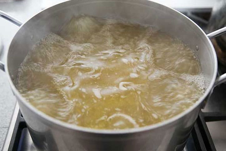 Yaban Mantarlı Risotto Tarifi: Kolay İtalyan 6 Mantarlı 3 Yaban Mantarlı Risotto Tarifi - Tavuk veya sebze stoğunuzu ısıtarak hazır bekletin