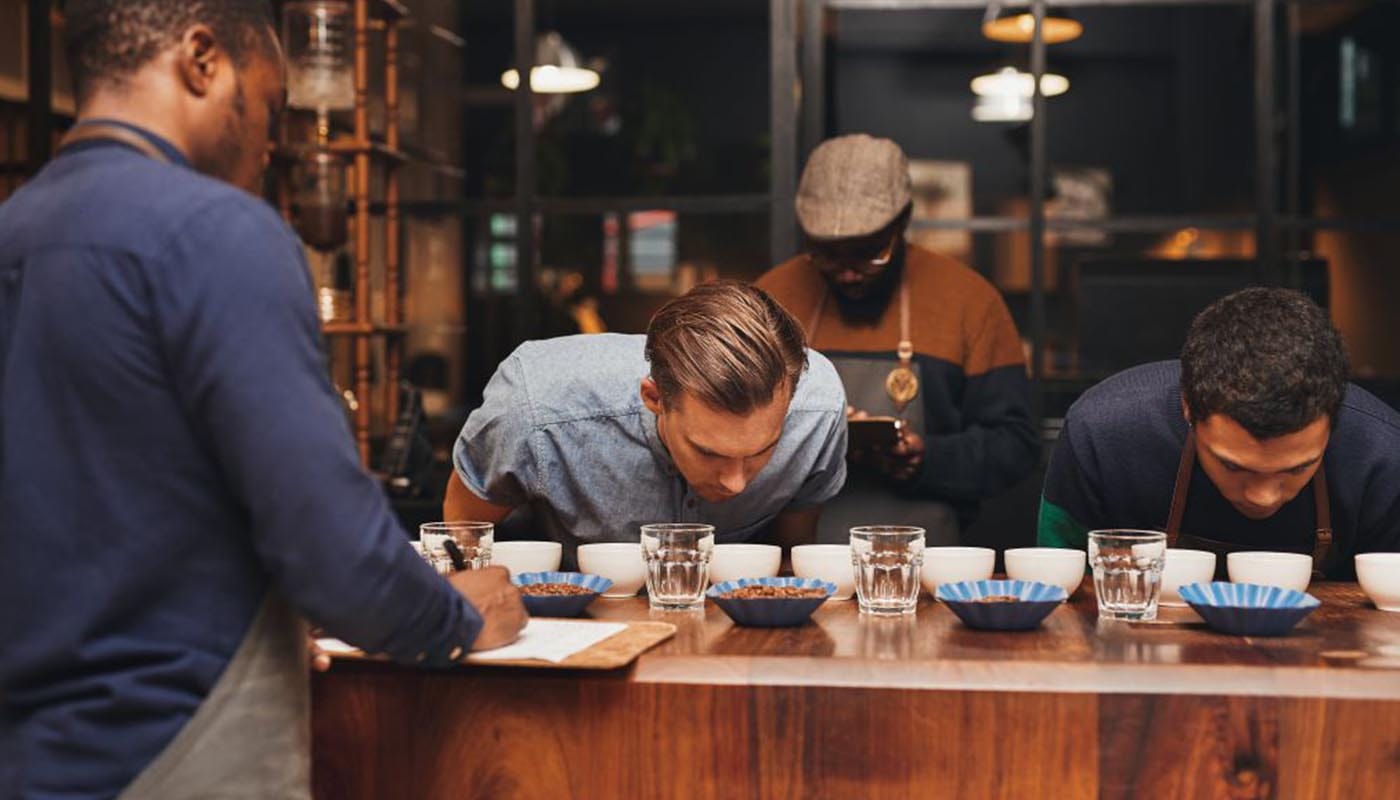 Kahve Kavurma Aşamaları: Kahvenizin Lezzetini Nasıl Etkiler 1 Kahve Kavurma Aşamaları ve Tadım